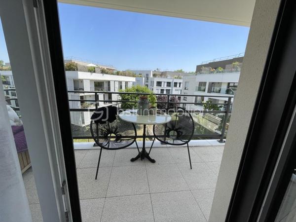 A la résidence " HARMONY" ( haut standing et sécurisée), venez visitez ce très bel appartement  lumineux et accueillant, de type T3 de 64m2 situé au 3ème étage avec ascenseur.
Proche de toutes les commodités ( parc HELLER, commerces, écoles, transports, associations sportives, crèches...)
Il vous propose, une belle pièce à vivre avec une cuisine américaine toute équipée de 35m2, une grande terrasse, deux chambres de 12m2 et 9m2 avec des rangements, une grande salle d'eau avec un WC, un dressing et deux places de parking  privées en sous sol.
Les plus : double vitrage, interphone, DPE en B. 
Très belle prestation, n'hésitez pas vous allez être conquis !