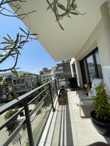 A la résidence " HARMONY" ( haut standing et sécurisée), venez visitez ce très bel appartement  lumineux et accueillant, de type T3 de 64m2 situé au 3ème étage avec ascenseur.
Proche de toutes les commodités ( parc HELLER, commerces, écoles, transports, associations sportives, crèches...)
Il vous propose, une belle pièce à vivre avec une cuisine américaine toute équipée de 35m2, une grande terrasse, deux chambres de 12m2 et 9m2 avec des rangements, une grande salle d'eau avec un WC, un dressing et deux places de parking  privées en sous sol.
Les plus : double vitrage, interphone, DPE en B. 
Très belle prestation, n'hésitez pas vous allez être conquis !