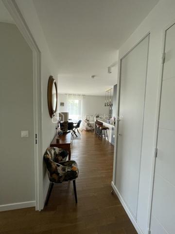 A la résidence " HARMONY" ( haut standing et sécurisée), venez visitez ce très bel appartement  lumineux et accueillant, de type T3 de 64m2 situé au 3ème étage avec ascenseur.
Proche de toutes les commodités ( parc HELLER, commerces, écoles, transports, associations sportives, crèches...)
Il vous propose, une belle pièce à vivre avec une cuisine américaine toute équipée de 35m2, une grande terrasse, deux chambres de 12m2 et 9m2 avec des rangements, une grande salle d'eau avec un WC, un dressing et deux places de parking  privées en sous sol.
Les plus : double vitrage, interphone, DPE en B. 
Très belle prestation, n'hésitez pas vous allez être conquis !