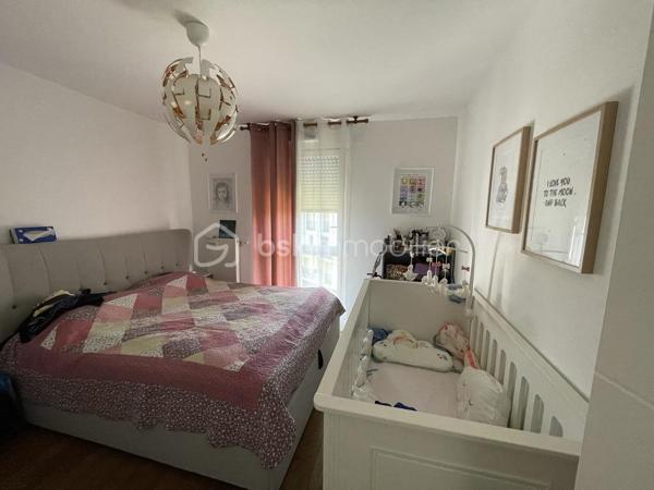 A la résidence " HARMONY" ( haut standing et sécurisée), venez visitez ce très bel appartement  lumineux et accueillant, de type T3 de 64m2 situé au 3ème étage avec ascenseur.
Proche de toutes les commodités ( parc HELLER, commerces, écoles, transports, associations sportives, crèches...)
Il vous propose, une belle pièce à vivre avec une cuisine américaine toute équipée de 35m2, une grande terrasse, deux chambres de 12m2 et 9m2 avec des rangements, une grande salle d'eau avec un WC, un dressing et deux places de parking  privées en sous sol.
Les plus : double vitrage, interphone, DPE en B. 
Très belle prestation, n'hésitez pas vous allez être conquis !