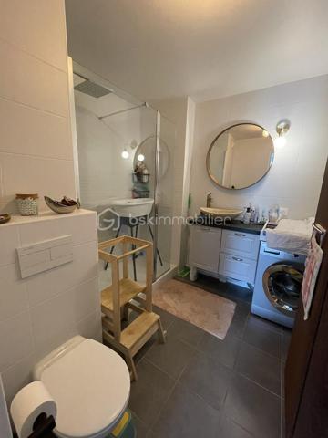 A la résidence " HARMONY" ( haut standing et sécurisée), venez visitez ce très bel appartement  lumineux et accueillant, de type T3 de 64m2 situé au 3ème étage avec ascenseur.
Proche de toutes les commodités ( parc HELLER, commerces, écoles, transports, associations sportives, crèches...)
Il vous propose, une belle pièce à vivre avec une cuisine américaine toute équipée de 35m2, une grande terrasse, deux chambres de 12m2 et 9m2 avec des rangements, une grande salle d'eau avec un WC, un dressing et deux places de parking  privées en sous sol.
Les plus : double vitrage, interphone, DPE en B. 
Très belle prestation, n'hésitez pas vous allez être conquis !