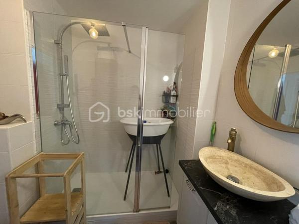 A la résidence " HARMONY" ( haut standing et sécurisée), venez visitez ce très bel appartement  lumineux et accueillant, de type T3 de 64m2 situé au 3ème étage avec ascenseur.
Proche de toutes les commodités ( parc HELLER, commerces, écoles, transports, associations sportives, crèches...)
Il vous propose, une belle pièce à vivre avec une cuisine américaine toute équipée de 35m2, une grande terrasse, deux chambres de 12m2 et 9m2 avec des rangements, une grande salle d'eau avec un WC, un dressing et deux places de parking  privées en sous sol.
Les plus : double vitrage, interphone, DPE en B. 
Très belle prestation, n'hésitez pas vous allez être conquis !