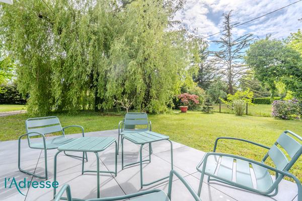 GRADIGNAN - Secteur recherché - Maison aux beaux volumes sur parcelle de plus de 2 000 m²²