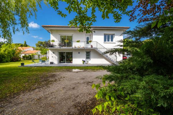 GRADIGNAN - Secteur recherché - Maison aux beaux volumes sur parcelle de plus de 2 000 m²²