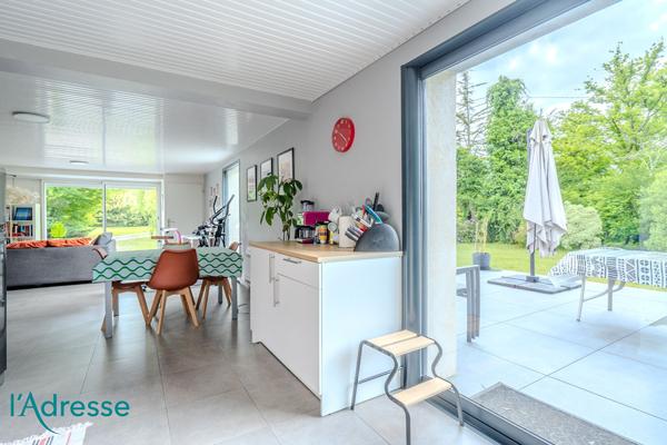 GRADIGNAN - Secteur recherché - Maison aux beaux volumes sur parcelle de plus de 2 000 m²²