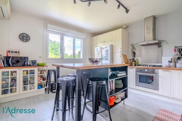 GRADIGNAN - Secteur recherché - Maison aux beaux volumes sur parcelle de plus de 2 000 m²²