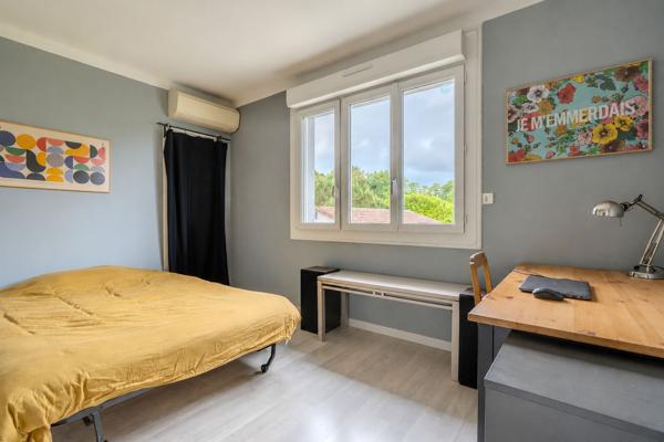 GRADIGNAN - Secteur recherché - Maison aux beaux volumes sur parcelle de plus de 2 000 m²²