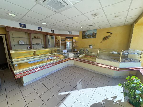 Immeuble comprenant local commercial