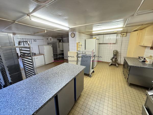Immeuble comprenant local commercial