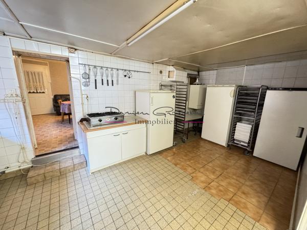 Immeuble comprenant local commercial