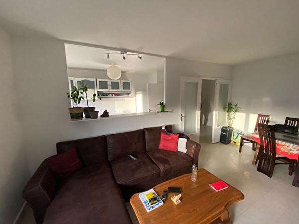 Appartement d'environ 85 m2 (au 2ième étage d'un petit lotissement) situé à Saint Mammes disposant de 3 chambres