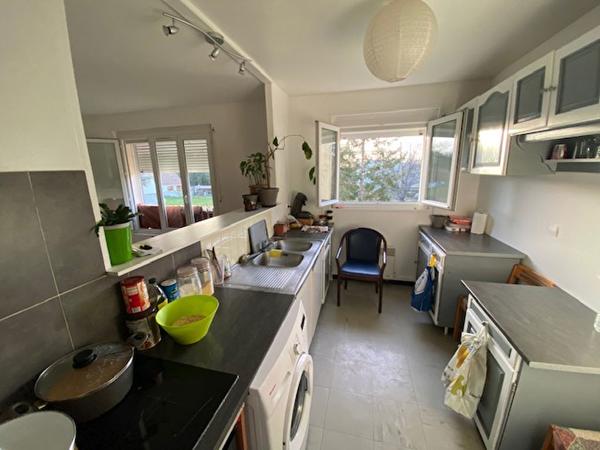 Appartement d'environ 85 m2 (au 2ième étage d'un petit lotissement) situé à Saint Mammes disposant de 3 chambres