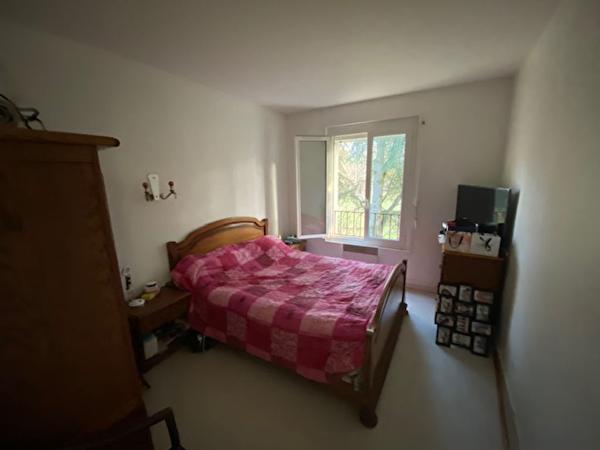 Appartement d'environ 85 m2 (au 2ième étage d'un petit lotissement) situé à Saint Mammes disposant de 3 chambres