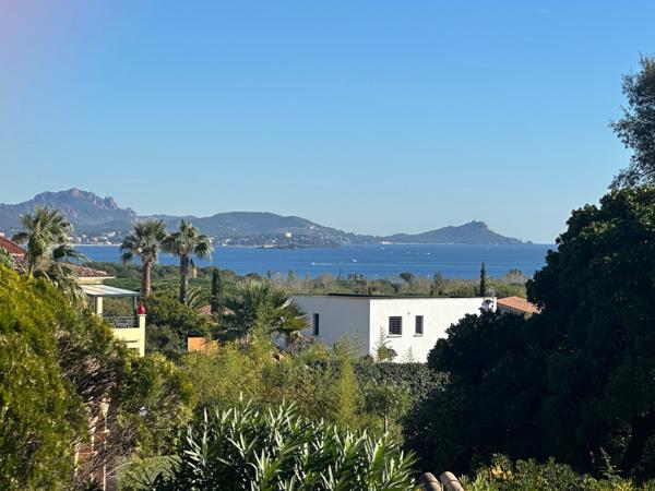 Fréjus (83370) exclusivité, Appartement 2 pièces rénové et meublé avec terrasse et piscine et parking privé – Saint-Aygulf