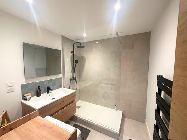 Fréjus (83370) exclusivité, Appartement 2 pièces rénové et meublé avec terrasse et piscine et parking privé – Saint-Aygulf