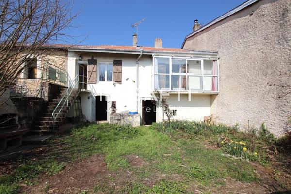 Maison de village à rénover, trois pièces, grenier aménageable.