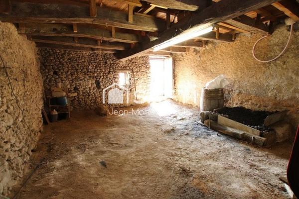 Maison de village à rénover, trois pièces, grenier aménageable.