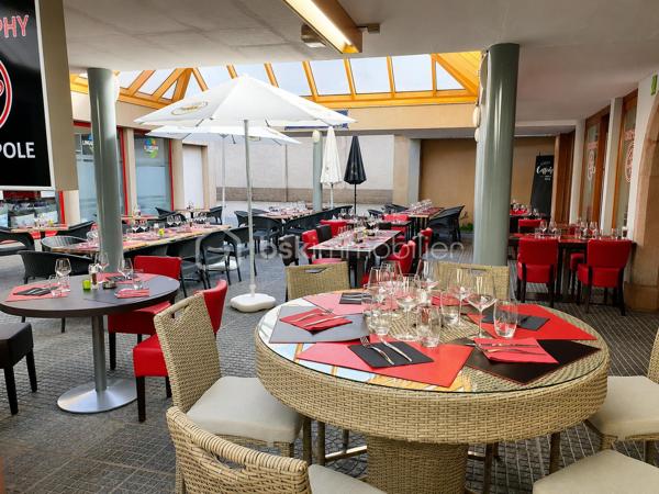 **PAS-DE-PORTE – RESTAURANT AVEC LICENCE IV ET TERRASSE COUVERTE – BELLE OPPORTUNITÉ PROFESSIONNELLE**

📍 **À saisir : pas-de-porte comprenant un restaurant d’environ 96 m²**, idéal pour un professionnel de la restauration souhaitant reprendre ou développer une activité dans un établissement déjà aménagé et fonctionnel.

🍽️ **L’établissement comprend :**

* **Salle de restauration d’une capacité d’environ 30 à 35 couverts**
* **Grande terrasse extérieure couverte pouvant accueillir environ 40 personnes**
* **Bar équipé d’une tireuse**
* **Cuisine professionnelle**
* **Réserve**
* **WC conforme aux normes PMR**
* **Licence IV**

🌤️ **Un véritable atout pour l’exploitation : la terrasse est couverte**, permettant de profiter pleinement de cet espace extérieur tout en protégeant la clientèle des intempéries et des fortes chaleurs.

Cette configuration offre ainsi une **capacité d’accueil totale d’environ 70 à 75 personnes**, entre la salle et la terrasse, avec la possibilité de continuer à exploiter l’espace extérieur même lorsque les conditions météorologiques sont moins favorables.

La terrasse couverte constitue donc un **véritable potentiel supplémentaire pour l’exploitant**, en permettant de valoriser davantage la surface disponible et de maintenir une capacité d’accueil extérieure sur une période plus importante de l’année.

💶 **Loyer : 1 600 € / mois**
💶 **Avance sur charges : 80 € / mois**

Un local **fonctionnel, aménagé et immédiatement exploitable**, offrant une belle capacité d’accueil grâce à sa salle de restauration et à sa grande terrasse couverte.

👉 **Idéal pour restaurant, brasserie, bistrot ou tout autre projet de restauration.**

📞 **Pour plus d’informations, obtenir le dossier ou organiser une visite, contactez-moi directement.**