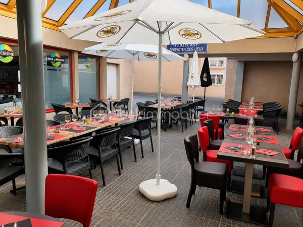 **PAS-DE-PORTE – RESTAURANT AVEC LICENCE IV ET TERRASSE COUVERTE – BELLE OPPORTUNITÉ PROFESSIONNELLE**

📍 **À saisir : pas-de-porte comprenant un restaurant d’environ 96 m²**, idéal pour un professionnel de la restauration souhaitant reprendre ou développer une activité dans un établissement déjà aménagé et fonctionnel.

🍽️ **L’établissement comprend :**

* **Salle de restauration d’une capacité d’environ 30 à 35 couverts**
* **Grande terrasse extérieure couverte pouvant accueillir environ 40 personnes**
* **Bar équipé d’une tireuse**
* **Cuisine professionnelle**
* **Réserve**
* **WC conforme aux normes PMR**
* **Licence IV**

🌤️ **Un véritable atout pour l’exploitation : la terrasse est couverte**, permettant de profiter pleinement de cet espace extérieur tout en protégeant la clientèle des intempéries et des fortes chaleurs.

Cette configuration offre ainsi une **capacité d’accueil totale d’environ 70 à 75 personnes**, entre la salle et la terrasse, avec la possibilité de continuer à exploiter l’espace extérieur même lorsque les conditions météorologiques sont moins favorables.

La terrasse couverte constitue donc un **véritable potentiel supplémentaire pour l’exploitant**, en permettant de valoriser davantage la surface disponible et de maintenir une capacité d’accueil extérieure sur une période plus importante de l’année.

💶 **Loyer : 1 600 € / mois**
💶 **Avance sur charges : 80 € / mois**

Un local **fonctionnel, aménagé et immédiatement exploitable**, offrant une belle capacité d’accueil grâce à sa salle de restauration et à sa grande terrasse couverte.

👉 **Idéal pour restaurant, brasserie, bistrot ou tout autre projet de restauration.**

📞 **Pour plus d’informations, obtenir le dossier ou organiser une visite, contactez-moi directement.**