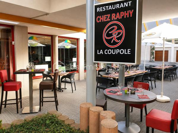 **PAS-DE-PORTE – RESTAURANT AVEC LICENCE IV ET TERRASSE COUVERTE – BELLE OPPORTUNITÉ PROFESSIONNELLE**

📍 **À saisir : pas-de-porte comprenant un restaurant d’environ 96 m²**, idéal pour un professionnel de la restauration souhaitant reprendre ou développer une activité dans un établissement déjà aménagé et fonctionnel.

🍽️ **L’établissement comprend :**

* **Salle de restauration d’une capacité d’environ 30 à 35 couverts**
* **Grande terrasse extérieure couverte pouvant accueillir environ 40 personnes**
* **Bar équipé d’une tireuse**
* **Cuisine professionnelle**
* **Réserve**
* **WC conforme aux normes PMR**
* **Licence IV**

🌤️ **Un véritable atout pour l’exploitation : la terrasse est couverte**, permettant de profiter pleinement de cet espace extérieur tout en protégeant la clientèle des intempéries et des fortes chaleurs.

Cette configuration offre ainsi une **capacité d’accueil totale d’environ 70 à 75 personnes**, entre la salle et la terrasse, avec la possibilité de continuer à exploiter l’espace extérieur même lorsque les conditions météorologiques sont moins favorables.

La terrasse couverte constitue donc un **véritable potentiel supplémentaire pour l’exploitant**, en permettant de valoriser davantage la surface disponible et de maintenir une capacité d’accueil extérieure sur une période plus importante de l’année.

💶 **Loyer : 1 600 € / mois**
💶 **Avance sur charges : 80 € / mois**

Un local **fonctionnel, aménagé et immédiatement exploitable**, offrant une belle capacité d’accueil grâce à sa salle de restauration et à sa grande terrasse couverte.

👉 **Idéal pour restaurant, brasserie, bistrot ou tout autre projet de restauration.**

📞 **Pour plus d’informations, obtenir le dossier ou organiser une visite, contactez-moi directement.**