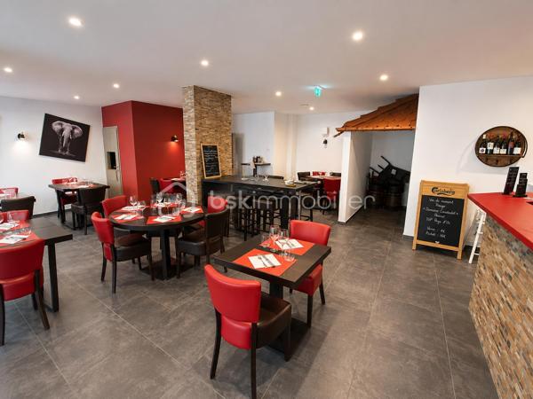 **PAS-DE-PORTE – RESTAURANT AVEC LICENCE IV ET TERRASSE COUVERTE – BELLE OPPORTUNITÉ PROFESSIONNELLE**

📍 **À saisir : pas-de-porte comprenant un restaurant d’environ 96 m²**, idéal pour un professionnel de la restauration souhaitant reprendre ou développer une activité dans un établissement déjà aménagé et fonctionnel.

🍽️ **L’établissement comprend :**

* **Salle de restauration d’une capacité d’environ 30 à 35 couverts**
* **Grande terrasse extérieure couverte pouvant accueillir environ 40 personnes**
* **Bar équipé d’une tireuse**
* **Cuisine professionnelle**
* **Réserve**
* **WC conforme aux normes PMR**
* **Licence IV**

🌤️ **Un véritable atout pour l’exploitation : la terrasse est couverte**, permettant de profiter pleinement de cet espace extérieur tout en protégeant la clientèle des intempéries et des fortes chaleurs.

Cette configuration offre ainsi une **capacité d’accueil totale d’environ 70 à 75 personnes**, entre la salle et la terrasse, avec la possibilité de continuer à exploiter l’espace extérieur même lorsque les conditions météorologiques sont moins favorables.

La terrasse couverte constitue donc un **véritable potentiel supplémentaire pour l’exploitant**, en permettant de valoriser davantage la surface disponible et de maintenir une capacité d’accueil extérieure sur une période plus importante de l’année.

💶 **Loyer : 1 600 € / mois**
💶 **Avance sur charges : 80 € / mois**

Un local **fonctionnel, aménagé et immédiatement exploitable**, offrant une belle capacité d’accueil grâce à sa salle de restauration et à sa grande terrasse couverte.

👉 **Idéal pour restaurant, brasserie, bistrot ou tout autre projet de restauration.**

📞 **Pour plus d’informations, obtenir le dossier ou organiser une visite, contactez-moi directement.**