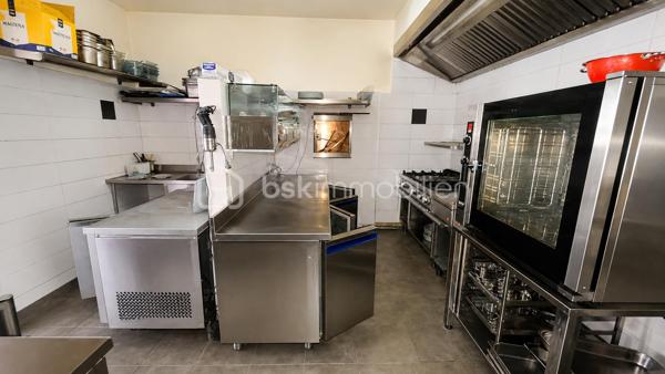 **PAS-DE-PORTE – RESTAURANT AVEC LICENCE IV ET TERRASSE COUVERTE – BELLE OPPORTUNITÉ PROFESSIONNELLE**

📍 **À saisir : pas-de-porte comprenant un restaurant d’environ 96 m²**, idéal pour un professionnel de la restauration souhaitant reprendre ou développer une activité dans un établissement déjà aménagé et fonctionnel.

🍽️ **L’établissement comprend :**

* **Salle de restauration d’une capacité d’environ 30 à 35 couverts**
* **Grande terrasse extérieure couverte pouvant accueillir environ 40 personnes**
* **Bar équipé d’une tireuse**
* **Cuisine professionnelle**
* **Réserve**
* **WC conforme aux normes PMR**
* **Licence IV**

🌤️ **Un véritable atout pour l’exploitation : la terrasse est couverte**, permettant de profiter pleinement de cet espace extérieur tout en protégeant la clientèle des intempéries et des fortes chaleurs.

Cette configuration offre ainsi une **capacité d’accueil totale d’environ 70 à 75 personnes**, entre la salle et la terrasse, avec la possibilité de continuer à exploiter l’espace extérieur même lorsque les conditions météorologiques sont moins favorables.

La terrasse couverte constitue donc un **véritable potentiel supplémentaire pour l’exploitant**, en permettant de valoriser davantage la surface disponible et de maintenir une capacité d’accueil extérieure sur une période plus importante de l’année.

💶 **Loyer : 1 600 € / mois**
💶 **Avance sur charges : 80 € / mois**

Un local **fonctionnel, aménagé et immédiatement exploitable**, offrant une belle capacité d’accueil grâce à sa salle de restauration et à sa grande terrasse couverte.

👉 **Idéal pour restaurant, brasserie, bistrot ou tout autre projet de restauration.**

📞 **Pour plus d’informations, obtenir le dossier ou organiser une visite, contactez-moi directement.**