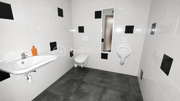 **PAS-DE-PORTE – RESTAURANT AVEC LICENCE IV ET TERRASSE COUVERTE – BELLE OPPORTUNITÉ PROFESSIONNELLE**

📍 **À saisir : pas-de-porte comprenant un restaurant d’environ 96 m²**, idéal pour un professionnel de la restauration souhaitant reprendre ou développer une activité dans un établissement déjà aménagé et fonctionnel.

🍽️ **L’établissement comprend :**

* **Salle de restauration d’une capacité d’environ 30 à 35 couverts**
* **Grande terrasse extérieure couverte pouvant accueillir environ 40 personnes**
* **Bar équipé d’une tireuse**
* **Cuisine professionnelle**
* **Réserve**
* **WC conforme aux normes PMR**
* **Licence IV**

🌤️ **Un véritable atout pour l’exploitation : la terrasse est couverte**, permettant de profiter pleinement de cet espace extérieur tout en protégeant la clientèle des intempéries et des fortes chaleurs.

Cette configuration offre ainsi une **capacité d’accueil totale d’environ 70 à 75 personnes**, entre la salle et la terrasse, avec la possibilité de continuer à exploiter l’espace extérieur même lorsque les conditions météorologiques sont moins favorables.

La terrasse couverte constitue donc un **véritable potentiel supplémentaire pour l’exploitant**, en permettant de valoriser davantage la surface disponible et de maintenir une capacité d’accueil extérieure sur une période plus importante de l’année.

💶 **Loyer : 1 600 € / mois**
💶 **Avance sur charges : 80 € / mois**

Un local **fonctionnel, aménagé et immédiatement exploitable**, offrant une belle capacité d’accueil grâce à sa salle de restauration et à sa grande terrasse couverte.

👉 **Idéal pour restaurant, brasserie, bistrot ou tout autre projet de restauration.**

📞 **Pour plus d’informations, obtenir le dossier ou organiser une visite, contactez-moi directement.**