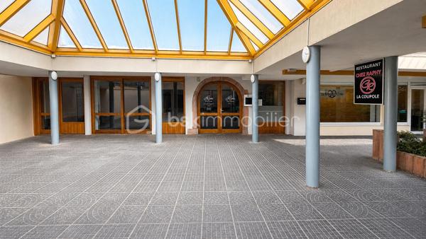 **PAS-DE-PORTE – RESTAURANT AVEC LICENCE IV ET TERRASSE COUVERTE – BELLE OPPORTUNITÉ PROFESSIONNELLE**

📍 **À saisir : pas-de-porte comprenant un restaurant d’environ 96 m²**, idéal pour un professionnel de la restauration souhaitant reprendre ou développer une activité dans un établissement déjà aménagé et fonctionnel.

🍽️ **L’établissement comprend :**

* **Salle de restauration d’une capacité d’environ 30 à 35 couverts**
* **Grande terrasse extérieure couverte pouvant accueillir environ 40 personnes**
* **Bar équipé d’une tireuse**
* **Cuisine professionnelle**
* **Réserve**
* **WC conforme aux normes PMR**
* **Licence IV**

🌤️ **Un véritable atout pour l’exploitation : la terrasse est couverte**, permettant de profiter pleinement de cet espace extérieur tout en protégeant la clientèle des intempéries et des fortes chaleurs.

Cette configuration offre ainsi une **capacité d’accueil totale d’environ 70 à 75 personnes**, entre la salle et la terrasse, avec la possibilité de continuer à exploiter l’espace extérieur même lorsque les conditions météorologiques sont moins favorables.

La terrasse couverte constitue donc un **véritable potentiel supplémentaire pour l’exploitant**, en permettant de valoriser davantage la surface disponible et de maintenir une capacité d’accueil extérieure sur une période plus importante de l’année.

💶 **Loyer : 1 600 € / mois**
💶 **Avance sur charges : 80 € / mois**

Un local **fonctionnel, aménagé et immédiatement exploitable**, offrant une belle capacité d’accueil grâce à sa salle de restauration et à sa grande terrasse couverte.

👉 **Idéal pour restaurant, brasserie, bistrot ou tout autre projet de restauration.**

📞 **Pour plus d’informations, obtenir le dossier ou organiser une visite, contactez-moi directement.**