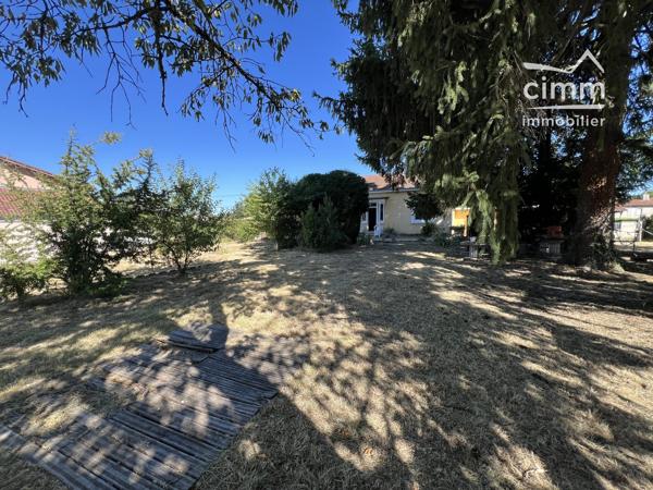 Située sur la commune de Saint-Siméon-de-Bressieux, à proximité des commodités et des axes principaux.