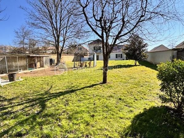 TOURNAN-EN-BRIE – Maison contemporaine de 205 m²  sur un terrain paysagé de 4 746 m²
Nadia Aramis BSK IMMOBILIER, je vous invite à découvrir  cette magnifique maison familiale construite en 2002, offrant des volumes généreux, des prestations haut de gamme et un cadre de vie idéal. 

🔹 ESPACES DE VIE GÉNÉREUX ET LUMINEUX
✔ Triple séjour de 74 m², baigné de lumière grâce à ses baies vitrées, avec cheminée insert et récupérateur de chaleur
✔ Cuisine ouverte, moderne et équipée, donnant accès à une grande terrasse exposée plein sud
✔ 3 chambres spacieuses au rez-de-chaussée, dont une avec accès direct au jardin et terrasse
✔ Salle d’eau avec WC + WC indépendant
✔ Buanderie / chaufferie avec aspiration centralisée
✔ Garage double attenant, avec portes motorisées (avant et arrière) et mezzanine aménagée avec escalier escamotable motorisé

🔹 ESPACE NUIT À L’ÉTAGE
✔ 3 belles chambres, dont une aménagée en bureau
✔ Suite parentale avec dressings sur mesure et balcon privatif offrant une vue dégagée sur le jardin
✔ Salle d’eau moderne avec double vasque et douche récente
✔ WC indépendant

🔹 UN EXTÉRIEUR D’EXCEPTION
✔ Grand terrain arboré de 4 800 m², idéal pour les amoureux des grands espaces et des animaux
✔ Deux terrasses avant et arrière, équipées de stores bannes pour profiter de chaque saison
✔ Grand espace de stationnement pour plusieurs véhicules
✔ Portail motorisé, volets roulants électriques centralisés, interphone vidéophone

🔹 PRESTATIONS & CONFORT
✔ Fenêtres et baies vitrées haut de gamme en PVC et aluminium, avec coulissants à galandage
✔ Chauffage au sol (RDC) + chaudière gaz récente (2022) pour un confort optimal, aspirateur centralisé
✔ Adoucisseur d’eau
✔ Toiture refaite en 2023 / Accès PMR  SUR TOUT LE RDC 
✔ Diagnostics énergétiques performants : DPE C
✔ PUIT sécurisé afin d'arroser l'ensemble du jardin 

Située à proximité immédiate du centre-ville, des écoles, collèges et lycée 
Transports (RER E / Ligne P – Paris Est en 28 minutes), elle saura séduire les amateurs de confort et de nature.

🏡 Une maison rare sur le secteur, offrant à la fois confort moderne, espace et proximité des commodités !

 Ne manquez pas cette opportunité unique ! Contactez moi  dès aujourd’hui pour organiser une visite et laissez-vous séduire!