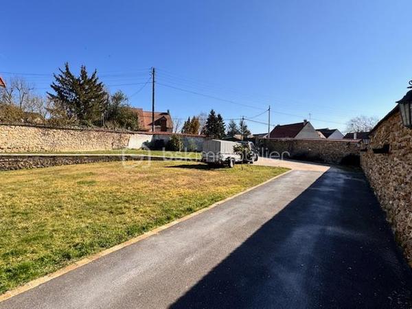 TOURNAN-EN-BRIE – Maison contemporaine de 205 m²  sur un terrain paysagé de 4 746 m²
Nadia Aramis BSK IMMOBILIER, je vous invite à découvrir  cette magnifique maison familiale construite en 2002, offrant des volumes généreux, des prestations haut de gamme et un cadre de vie idéal. 

🔹 ESPACES DE VIE GÉNÉREUX ET LUMINEUX
✔ Triple séjour de 74 m², baigné de lumière grâce à ses baies vitrées, avec cheminée insert et récupérateur de chaleur
✔ Cuisine ouverte, moderne et équipée, donnant accès à une grande terrasse exposée plein sud
✔ 3 chambres spacieuses au rez-de-chaussée, dont une avec accès direct au jardin et terrasse
✔ Salle d’eau avec WC + WC indépendant
✔ Buanderie / chaufferie avec aspiration centralisée
✔ Garage double attenant, avec portes motorisées (avant et arrière) et mezzanine aménagée avec escalier escamotable motorisé

🔹 ESPACE NUIT À L’ÉTAGE
✔ 3 belles chambres, dont une aménagée en bureau
✔ Suite parentale avec dressings sur mesure et balcon privatif offrant une vue dégagée sur le jardin
✔ Salle d’eau moderne avec double vasque et douche récente
✔ WC indépendant

🔹 UN EXTÉRIEUR D’EXCEPTION
✔ Grand terrain arboré de 4 800 m², idéal pour les amoureux des grands espaces et des animaux
✔ Deux terrasses avant et arrière, équipées de stores bannes pour profiter de chaque saison
✔ Grand espace de stationnement pour plusieurs véhicules
✔ Portail motorisé, volets roulants électriques centralisés, interphone vidéophone

🔹 PRESTATIONS & CONFORT
✔ Fenêtres et baies vitrées haut de gamme en PVC et aluminium, avec coulissants à galandage
✔ Chauffage au sol (RDC) + chaudière gaz récente (2022) pour un confort optimal, aspirateur centralisé
✔ Adoucisseur d’eau
✔ Toiture refaite en 2023 / Accès PMR  SUR TOUT LE RDC 
✔ Diagnostics énergétiques performants : DPE C
✔ PUIT sécurisé afin d'arroser l'ensemble du jardin 

Située à proximité immédiate du centre-ville, des écoles, collèges et lycée 
Transports (RER E / Ligne P – Paris Est en 28 minutes), elle saura séduire les amateurs de confort et de nature.

🏡 Une maison rare sur le secteur, offrant à la fois confort moderne, espace et proximité des commodités !

 Ne manquez pas cette opportunité unique ! Contactez moi  dès aujourd’hui pour organiser une visite et laissez-vous séduire!