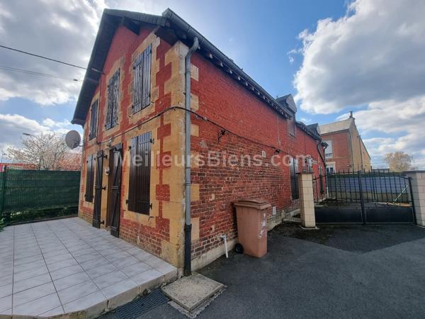 EN CENTRE VILLE, MAISON A RENOVER  AVEC TERRASSE ET COUR