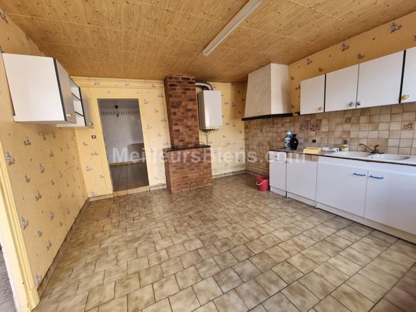 EN CENTRE VILLE, MAISON A RENOVER  AVEC TERRASSE ET COUR