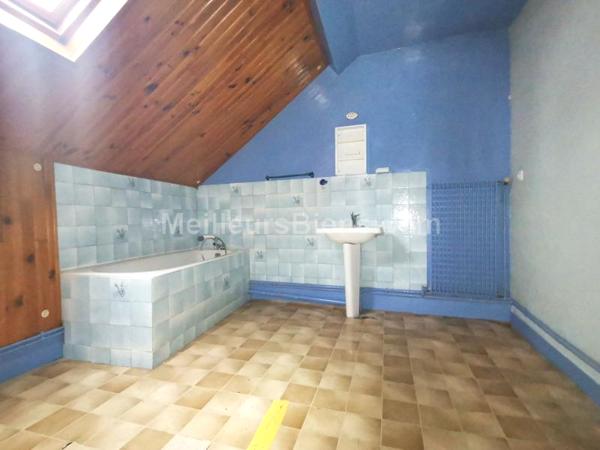 EN CENTRE VILLE, MAISON A RENOVER  AVEC TERRASSE ET COUR