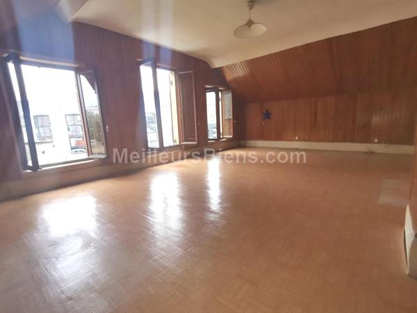 EN CENTRE VILLE, MAISON A RENOVER  AVEC TERRASSE ET COUR