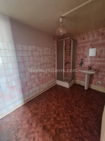 EN CENTRE VILLE, MAISON A RENOVER  AVEC TERRASSE ET COUR