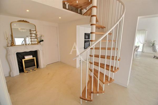 VILLA D'HARCHITECTE DE 181 M² ENTIÉREMENT RÉNOVÉE AVEC STUDIO ATTENANT