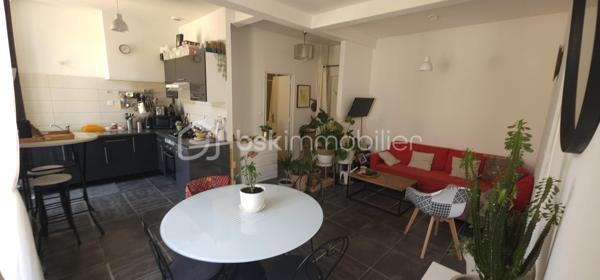 Karine vous propose à la vente ce charmant T3 à Nîmes !

À seulement quelques pas de la place de la Révolution et de la Fac Vauban, découvrez ce bel appartement T3 de 52 m² situé au 1er étage d'une petite copropriété de 9 lots, avec cave.
Lumineux et prêt à accueillir ses nouveaux propriétaires, il se compose d'une agréable pièce de vie avec salon et cuisine ouverte, de deux chambres et d'une cave offrant un espace de rangement supplémentaire.

Côté confort, l'appartement est équipé de volets roulants électriques et manuels ainsi que d'un chauffage électrique. 

Un véritable atout supplémentaire : il sera possible de louer un garage au sein même de la copropriété.

Les charges de copropriété s'élèvent à 78 € par mois.

Que vous recherchiez votre résidence principale, un pied-à-terre ou un investissement locatif à proximité immédiate des commerces, des transports et des établissements universitaires, ce bien saura vous séduire.

📞 Contactez-moi dès aujourd'hui pour plus d'informations ou pour être parmi les premiers à organiser une visite.