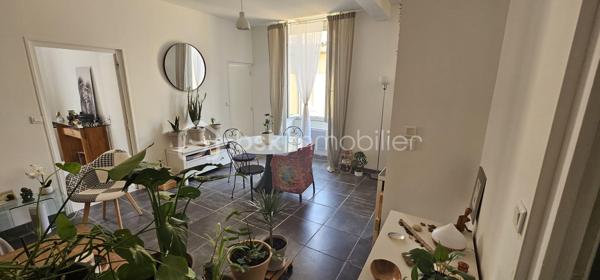 Karine vous propose à la vente ce charmant T3 à Nîmes !

À seulement quelques pas de la place de la Révolution et de la Fac Vauban, découvrez ce bel appartement T3 de 52 m² situé au 1er étage d'une petite copropriété de 9 lots, avec cave.
Lumineux et prêt à accueillir ses nouveaux propriétaires, il se compose d'une agréable pièce de vie avec salon et cuisine ouverte, de deux chambres et d'une cave offrant un espace de rangement supplémentaire.

Côté confort, l'appartement est équipé de volets roulants électriques et manuels ainsi que d'un chauffage électrique. 

Un véritable atout supplémentaire : il sera possible de louer un garage au sein même de la copropriété.

Les charges de copropriété s'élèvent à 78 € par mois.

Que vous recherchiez votre résidence principale, un pied-à-terre ou un investissement locatif à proximité immédiate des commerces, des transports et des établissements universitaires, ce bien saura vous séduire.

📞 Contactez-moi dès aujourd'hui pour plus d'informations ou pour être parmi les premiers à organiser une visite.
