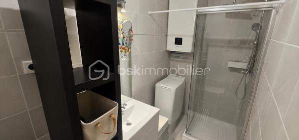 Karine vous propose à la vente ce charmant T3 à Nîmes !

À seulement quelques pas de la place de la Révolution et de la Fac Vauban, découvrez ce bel appartement T3 de 52 m² situé au 1er étage d'une petite copropriété de 9 lots, avec cave.
Lumineux et prêt à accueillir ses nouveaux propriétaires, il se compose d'une agréable pièce de vie avec salon et cuisine ouverte, de deux chambres et d'une cave offrant un espace de rangement supplémentaire.

Côté confort, l'appartement est équipé de volets roulants électriques et manuels ainsi que d'un chauffage électrique. 

Un véritable atout supplémentaire : il sera possible de louer un garage au sein même de la copropriété.

Les charges de copropriété s'élèvent à 78 € par mois.

Que vous recherchiez votre résidence principale, un pied-à-terre ou un investissement locatif à proximité immédiate des commerces, des transports et des établissements universitaires, ce bien saura vous séduire.

📞 Contactez-moi dès aujourd'hui pour plus d'informations ou pour être parmi les premiers à organiser une visite.