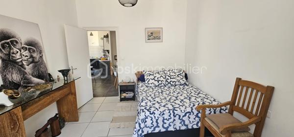 Karine vous propose à la vente ce charmant T3 à Nîmes !

À seulement quelques pas de la place de la Révolution et de la Fac Vauban, découvrez ce bel appartement T3 de 52 m² situé au 1er étage d'une petite copropriété de 9 lots, avec cave.
Lumineux et prêt à accueillir ses nouveaux propriétaires, il se compose d'une agréable pièce de vie avec salon et cuisine ouverte, de deux chambres et d'une cave offrant un espace de rangement supplémentaire.

Côté confort, l'appartement est équipé de volets roulants électriques et manuels ainsi que d'un chauffage électrique. 

Un véritable atout supplémentaire : il sera possible de louer un garage au sein même de la copropriété.

Les charges de copropriété s'élèvent à 78 € par mois.

Que vous recherchiez votre résidence principale, un pied-à-terre ou un investissement locatif à proximité immédiate des commerces, des transports et des établissements universitaires, ce bien saura vous séduire.

📞 Contactez-moi dès aujourd'hui pour plus d'informations ou pour être parmi les premiers à organiser une visite.