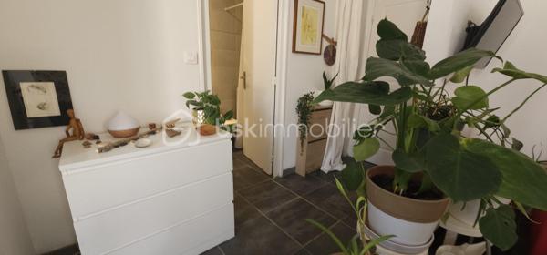 Karine vous propose à la vente ce charmant T3 à Nîmes !

À seulement quelques pas de la place de la Révolution et de la Fac Vauban, découvrez ce bel appartement T3 de 52 m² situé au 1er étage d'une petite copropriété de 9 lots, avec cave.
Lumineux et prêt à accueillir ses nouveaux propriétaires, il se compose d'une agréable pièce de vie avec salon et cuisine ouverte, de deux chambres et d'une cave offrant un espace de rangement supplémentaire.

Côté confort, l'appartement est équipé de volets roulants électriques et manuels ainsi que d'un chauffage électrique. 

Un véritable atout supplémentaire : il sera possible de louer un garage au sein même de la copropriété.

Les charges de copropriété s'élèvent à 78 € par mois.

Que vous recherchiez votre résidence principale, un pied-à-terre ou un investissement locatif à proximité immédiate des commerces, des transports et des établissements universitaires, ce bien saura vous séduire.

📞 Contactez-moi dès aujourd'hui pour plus d'informations ou pour être parmi les premiers à organiser une visite.