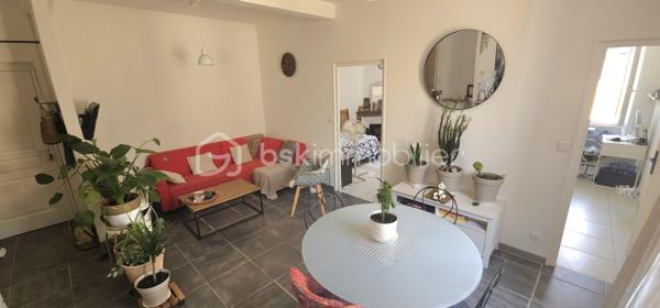 Karine vous propose à la vente ce charmant T3 à Nîmes !

À seulement quelques pas de la place de la Révolution et de la Fac Vauban, découvrez ce bel appartement T3 de 52 m² situé au 1er étage d'une petite copropriété de 9 lots, avec cave.
Lumineux et prêt à accueillir ses nouveaux propriétaires, il se compose d'une agréable pièce de vie avec salon et cuisine ouverte, de deux chambres et d'une cave offrant un espace de rangement supplémentaire.

Côté confort, l'appartement est équipé de volets roulants électriques et manuels ainsi que d'un chauffage électrique. 

Un véritable atout supplémentaire : il sera possible de louer un garage au sein même de la copropriété.

Les charges de copropriété s'élèvent à 78 € par mois.

Que vous recherchiez votre résidence principale, un pied-à-terre ou un investissement locatif à proximité immédiate des commerces, des transports et des établissements universitaires, ce bien saura vous séduire.

📞 Contactez-moi dès aujourd'hui pour plus d'informations ou pour être parmi les premiers à organiser une visite.
