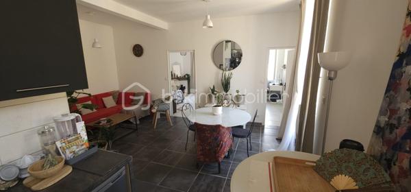Karine vous propose à la vente ce charmant T3 à Nîmes !

À seulement quelques pas de la place de la Révolution et de la Fac Vauban, découvrez ce bel appartement T3 de 52 m² situé au 1er étage d'une petite copropriété de 9 lots, avec cave.
Lumineux et prêt à accueillir ses nouveaux propriétaires, il se compose d'une agréable pièce de vie avec salon et cuisine ouverte, de deux chambres et d'une cave offrant un espace de rangement supplémentaire.

Côté confort, l'appartement est équipé de volets roulants électriques et manuels ainsi que d'un chauffage électrique. 

Un véritable atout supplémentaire : il sera possible de louer un garage au sein même de la copropriété.

Les charges de copropriété s'élèvent à 78 € par mois.

Que vous recherchiez votre résidence principale, un pied-à-terre ou un investissement locatif à proximité immédiate des commerces, des transports et des établissements universitaires, ce bien saura vous séduire.

📞 Contactez-moi dès aujourd'hui pour plus d'informations ou pour être parmi les premiers à organiser une visite.