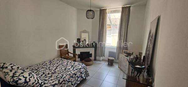Karine vous propose à la vente ce charmant T3 à Nîmes !

À seulement quelques pas de la place de la Révolution et de la Fac Vauban, découvrez ce bel appartement T3 de 52 m² situé au 1er étage d'une petite copropriété de 9 lots, avec cave.
Lumineux et prêt à accueillir ses nouveaux propriétaires, il se compose d'une agréable pièce de vie avec salon et cuisine ouverte, de deux chambres et d'une cave offrant un espace de rangement supplémentaire.

Côté confort, l'appartement est équipé de volets roulants électriques et manuels ainsi que d'un chauffage électrique. 

Un véritable atout supplémentaire : il sera possible de louer un garage au sein même de la copropriété.

Les charges de copropriété s'élèvent à 78 € par mois.

Que vous recherchiez votre résidence principale, un pied-à-terre ou un investissement locatif à proximité immédiate des commerces, des transports et des établissements universitaires, ce bien saura vous séduire.

📞 Contactez-moi dès aujourd'hui pour plus d'informations ou pour être parmi les premiers à organiser une visite.