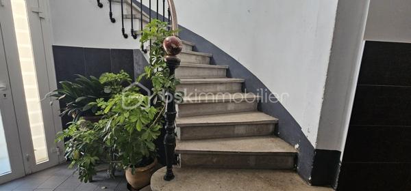 Karine vous propose à la vente ce charmant T3 à Nîmes !

À seulement quelques pas de la place de la Révolution et de la Fac Vauban, découvrez ce bel appartement T3 de 52 m² situé au 1er étage d'une petite copropriété de 9 lots, avec cave.
Lumineux et prêt à accueillir ses nouveaux propriétaires, il se compose d'une agréable pièce de vie avec salon et cuisine ouverte, de deux chambres et d'une cave offrant un espace de rangement supplémentaire.

Côté confort, l'appartement est équipé de volets roulants électriques et manuels ainsi que d'un chauffage électrique. 

Un véritable atout supplémentaire : il sera possible de louer un garage au sein même de la copropriété.

Les charges de copropriété s'élèvent à 78 € par mois.

Que vous recherchiez votre résidence principale, un pied-à-terre ou un investissement locatif à proximité immédiate des commerces, des transports et des établissements universitaires, ce bien saura vous séduire.

📞 Contactez-moi dès aujourd'hui pour plus d'informations ou pour être parmi les premiers à organiser une visite.