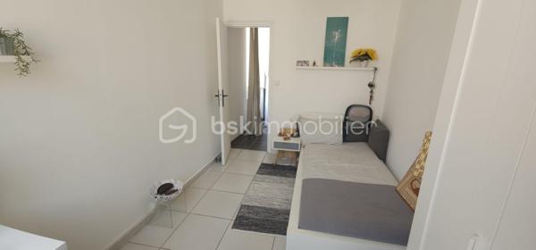 Karine vous propose à la vente ce charmant T3 à Nîmes !

À seulement quelques pas de la place de la Révolution et de la Fac Vauban, découvrez ce bel appartement T3 de 52 m² situé au 1er étage d'une petite copropriété de 9 lots, avec cave.
Lumineux et prêt à accueillir ses nouveaux propriétaires, il se compose d'une agréable pièce de vie avec salon et cuisine ouverte, de deux chambres et d'une cave offrant un espace de rangement supplémentaire.

Côté confort, l'appartement est équipé de volets roulants électriques et manuels ainsi que d'un chauffage électrique. 

Un véritable atout supplémentaire : il sera possible de louer un garage au sein même de la copropriété.

Les charges de copropriété s'élèvent à 78 € par mois.

Que vous recherchiez votre résidence principale, un pied-à-terre ou un investissement locatif à proximité immédiate des commerces, des transports et des établissements universitaires, ce bien saura vous séduire.

📞 Contactez-moi dès aujourd'hui pour plus d'informations ou pour être parmi les premiers à organiser une visite.