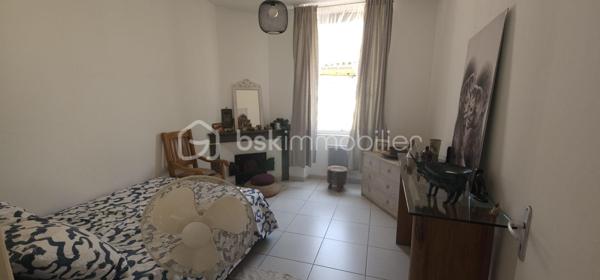 Karine vous propose à la vente ce charmant T3 à Nîmes !

À seulement quelques pas de la place de la Révolution et de la Fac Vauban, découvrez ce bel appartement T3 de 52 m² situé au 1er étage d'une petite copropriété de 9 lots, avec cave.
Lumineux et prêt à accueillir ses nouveaux propriétaires, il se compose d'une agréable pièce de vie avec salon et cuisine ouverte, de deux chambres et d'une cave offrant un espace de rangement supplémentaire.

Côté confort, l'appartement est équipé de volets roulants électriques et manuels ainsi que d'un chauffage électrique. 

Un véritable atout supplémentaire : il sera possible de louer un garage au sein même de la copropriété.

Les charges de copropriété s'élèvent à 78 € par mois.

Que vous recherchiez votre résidence principale, un pied-à-terre ou un investissement locatif à proximité immédiate des commerces, des transports et des établissements universitaires, ce bien saura vous séduire.

📞 Contactez-moi dès aujourd'hui pour plus d'informations ou pour être parmi les premiers à organiser une visite.
