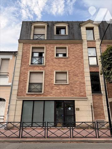 LA VARENNE SAINT-HILAIRE – STUDIO AVEC GRANDE TERRASSE SUR JARDIN – CALME ET LUMINEUX
