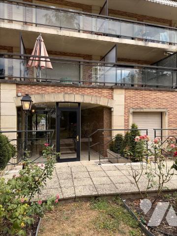 LA VARENNE SAINT-HILAIRE – STUDIO AVEC GRANDE TERRASSE SUR JARDIN – CALME ET LUMINEUX